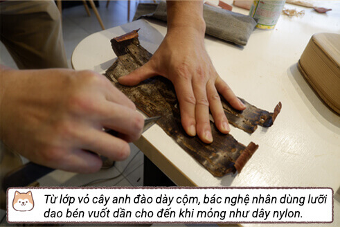 Từ lớp vỏ cây anh đào dày cộm, bác nghệ nhân dùng lưỡi dao bén vuốt dần cho đến khi mỏng như dây nylon.